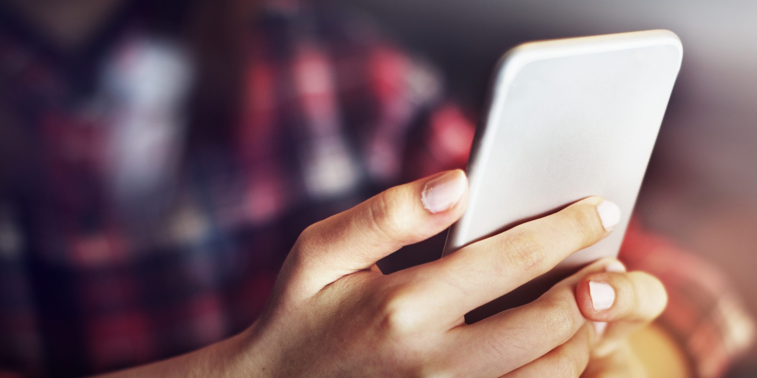 using-mobile-phone-during-coffee-break